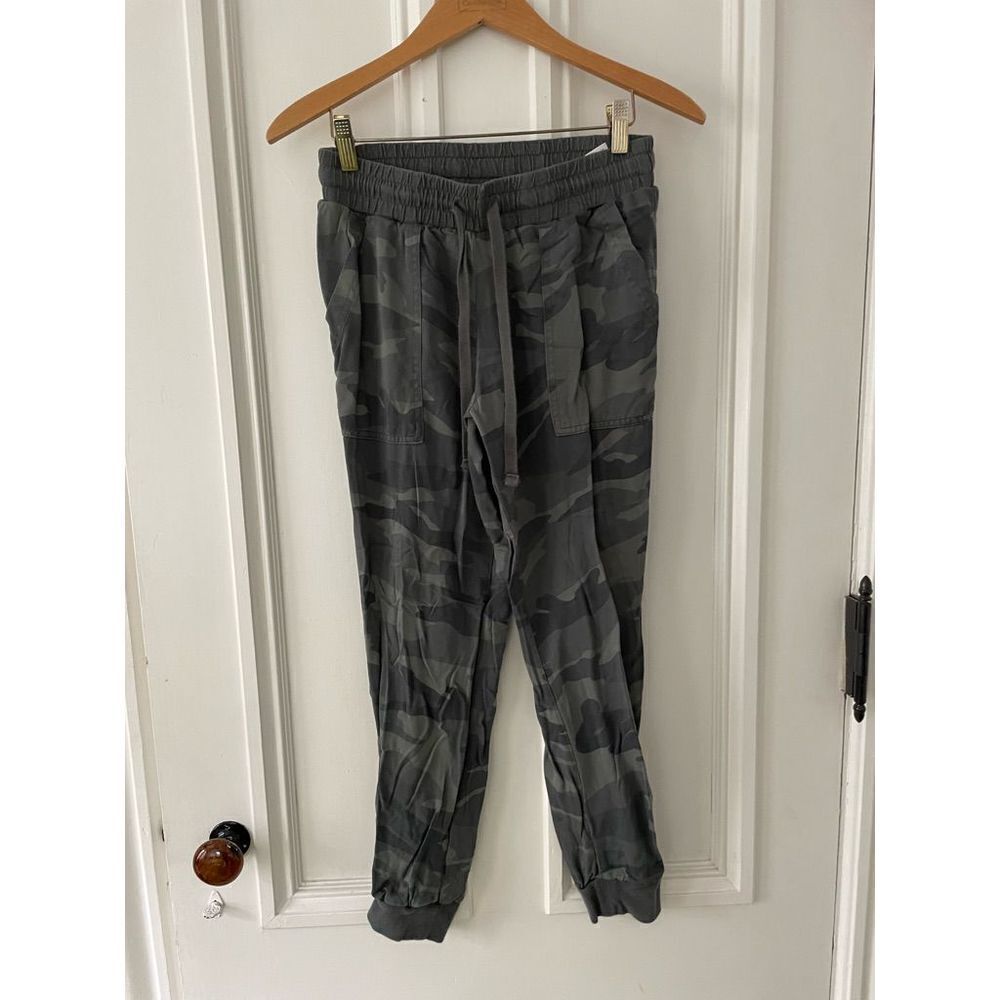Splendid khaki green camo lightweight joggers sweatpants XS